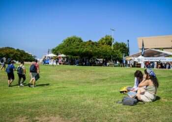 סטודנטים באוניברסיטת תל אביב. צילום: פלאש 90 אוניברסיטת תל אביב: מילואימניקים יתקבלו ללא פסיכומטרי