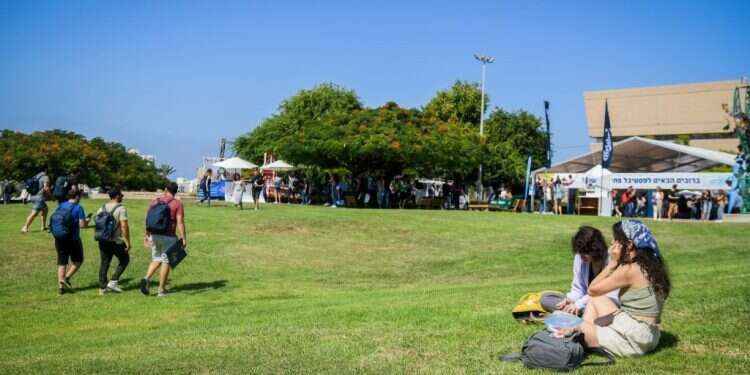 סטודנטים באוניברסיטת תל אביב. צילום: פלאש 90 אוניברסיטת תל אביב: מילואימניקים יתקבלו ללא פסיכומטרי