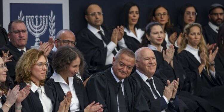 השופט חאלד כבוב (במרכז) בטקס השבעת שופטים חדשים בבית הנשיא בירושלים. צילום:   אוליבייה פיטוסי, פלאש 90 "זוכה להנחות סלב": דרישה לדון בהדחת שופט בית המשפט העליון