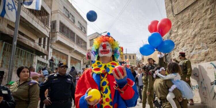 פורים. צילום: יונתן זינדל פלאש 90 מתי פורים ובאיזה יום מתחפשים? זמני פורים 2024