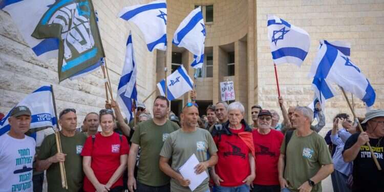 הפגנת  בג"ץ חוק הגיוס: שידור הדיון בבית המשפט בשירות החרדים בצבא