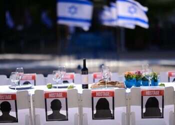 מיצג שולחן השבת בכיכר החטופים בתל־אביב צילום: תומר נויברג, פלאש 90