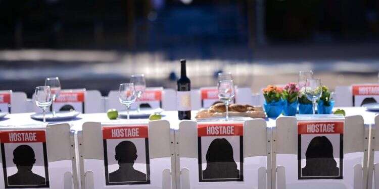 מיצג שולחן השבת בכיכר החטופים בתל־אביב צילום: תומר נויברג, פלאש 90