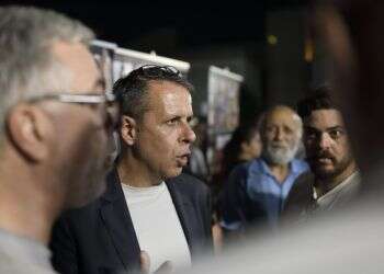 אחרי לחץ משפחות החטופים: רונן צור הודיע על סיום תפקידו