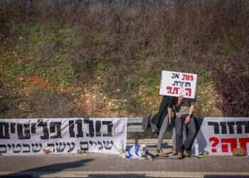 כשיוצאים מהבית זוכים לחידושים מופלאים. תושבי הצפון מפגינים בצומת עמיעד. צילום: דוד כהן, פלאש 90