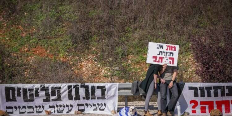 כשיוצאים מהבית זוכים לחידושים מופלאים. תושבי הצפון מפגינים בצומת עמיעד. צילום: דוד כהן, פלאש 90