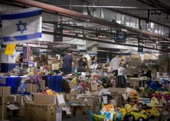 מתנדבים בתל־אביב אורזים חבילות למפוני הצפון והדרום. צילום: מרים אלסטר, פלאש 90