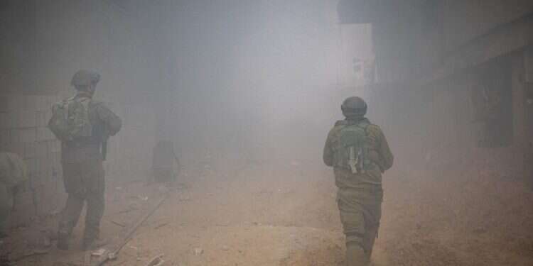 חיילים ברצועת עזה. צילום: יונתן זינדל, פלאש 90  האדם, החיה והמכונה: על התמודדות עם דילמות בלחימה