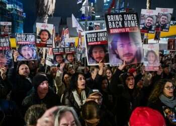 הפגנה למען שחרור החטופים בתל־אביב, במוצאי השבת שעברה. צילום: אבשלום ששוני, פלאש 90