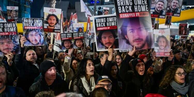 הפגנה למען שחרור החטופים בתל־אביב, במוצאי השבת שעברה. צילום: אבשלום ששוני, פלאש 90 הפגנה למען שחרור החטופים בתל־אביב, במוצאי השבת שעברה. צילום: אבשלום ששוני, פלאש 90