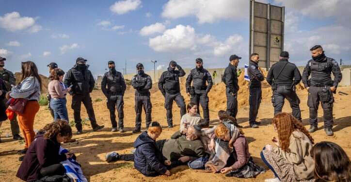 מפגינים חוסמים את מעבר כרם שלום מול כוחות המשטרה. צילום: חיים גולדברג/פלאש 90 מפגינים חוסמים את מעבר כרם שלום מול כוחות המשטרה