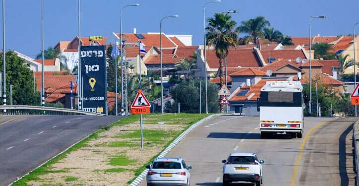 מתחילה לחזור לחיים. שדרות בחודש ינואר. צילום: משה שי, פלאש 90 שדרות