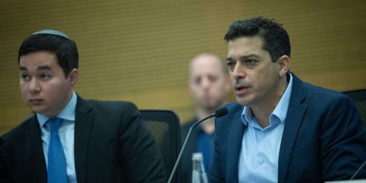 השר עמיחי שיקלי וחבר הכנסת דן אילוז. צילום: יונתן זינדל, פלאש 90 בליכוד דורשים להפוך את חוק הגיוס להוראת שעה: "עיוות ערכי ומוסרי"