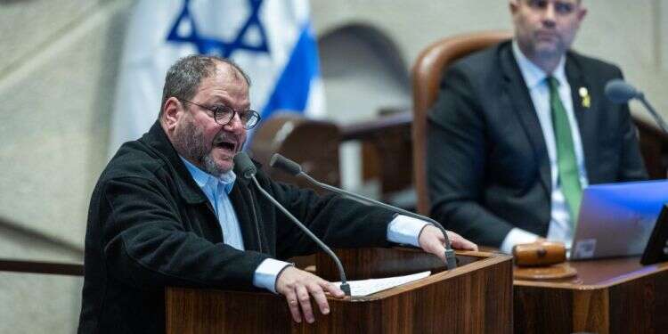 עופר כסיף בכנסת בדיון על הדחתו, ביום שני. צילום: יונתן זינדל, פלאש 90