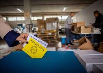 מרב העניין מתמקד בתחרות בין המפלגות החרדיות. הצבעה לבחירות המקומיות צילומים: יונתן זינדל, פלאש 90