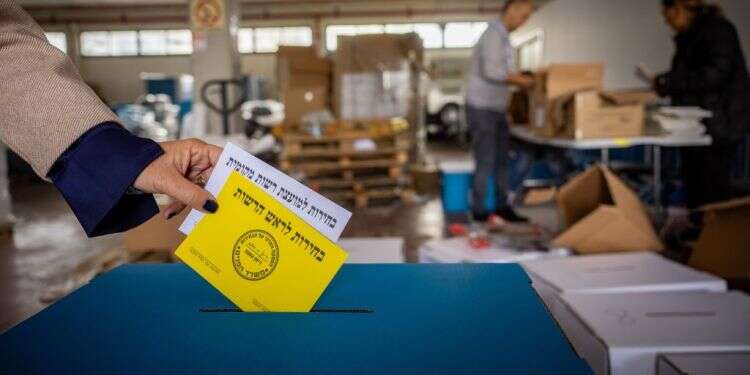 הצבעה לבחירות המקומיות  צילומים: יונתן זינדל, פלאש 90 מרב העניין מתמקד בתחרות בין המפלגות החרדיות. הצבעה לבחירות המקומיות צילומים: יונתן זינדל, פלאש 90