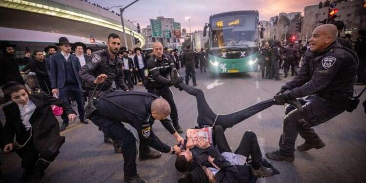 הפגנה נגד גיוס חרדים לצה האם הדיון בגיוס חרדים חריף מדי או לא חריף מספיק?