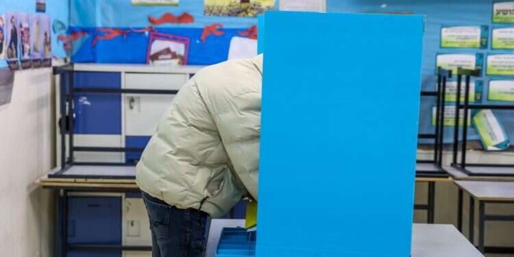 מצביע בבחירות המקומיות בצפת. צילום: David Cohen/Flash90 איפה נהרו אל הקלפיות והיכן נשארו בבית: נתוני ההצבעה ברחבי הארץ