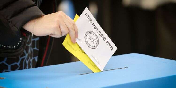 הבחירות לרשויות המקומיות. צילום: נועם רבקין פנטון, פלאש 90 200 ש"ח עבור הצבעה למועמד: תושב בית שמש נעצר בחשד לניסיון זיוף