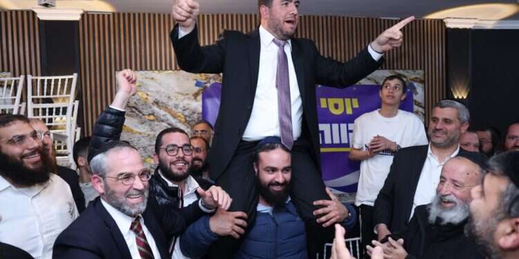 ראש העיר הנבחר של צפת יוסי קקון חוגג את ניצחונו בבחירות