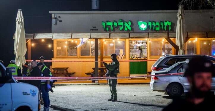 זירת הפיגוע בתחנת הדלק בעלי, ליד מסעדת  מחסל המחבל: "הייתי בחאן יונס, המחבלים בעזה הם כמו המחבלים כאן"