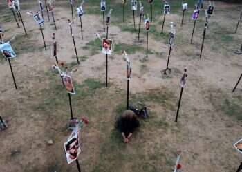 כשירוחם הגיע אל היער עוד יצאו משם משאיות שפינו מכוניות שרופות וציוד שנותר מאחור. מיצג הנרצחים והחטופים במסיבת הנובה. צילום: גטי אימג'ס