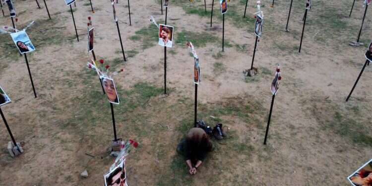 כשירוחם הגיע אל היער עוד יצאו משם משאיות שפינו מכוניות שרופות וציוד שנותר מאחור. מיצג הנרצחים והחטופים במסיבת הנובה. צילום: גטי אימג'ס כשירוחם הגיע אל היער עוד יצאו משם משאיות שפינו מכוניות שרופות וציוד שנותר מאחור. מיצג הנרצחים והחטופים במסיבת הנובה. צילום: גטי אימג'ס