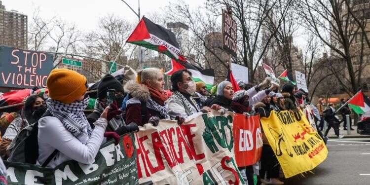 הפגנה פרו־פלסטינית בניו־יורק. צילום: גטי אימג'ס מה שקורה בעזה זה כלום לעומת מה שאסד עשה בסוריה, אבל שם הכול משודר. הפגנה פרו־פלסטינית בניו־יורק בחודש שעבר. צילום: גטי אימג'ס