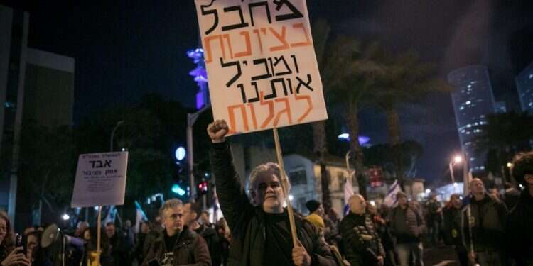 "אגרוף לכיוון הראש": הוארך מעצרו של פעיל המחאה שהכה מפגינת ימין