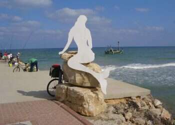 למה נערות שיכולות לתור אחר פלאי האוקיינוס בוחרות לגור במגורי פנימייה צפופים? פסל בת הים בחוף קריית ים. צילום: ד"ר אבישי טייכר