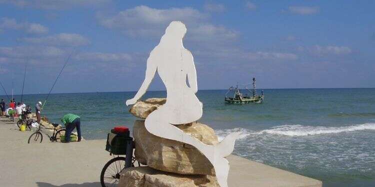 למה נערות שיכולות לתור אחר פלאי האוקיינוס בוחרות לגור במגורי פנימייה צפופים? פסל בת הים בחוף קריית ים. צילום: ד"ר אבישי טייכר
