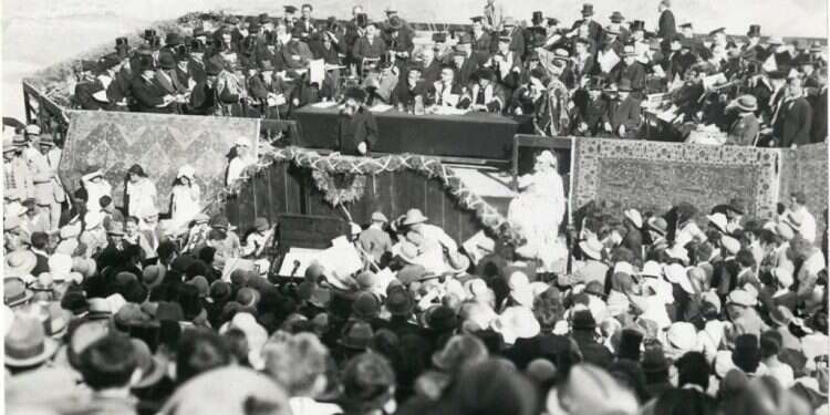 הראי הראי"ה קוק נואם בטקס פתיחת האוניברסיטה העברית, ו' ניסן תרפ"ה באדיבות הארכיון הציוני המרכזי