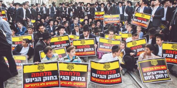 מכאן - לבקו מכאן - לבקו"ם. הפגנת חרדים נגד הגיוס, בחודש ספטמבר. צילום: אורן בן חקון