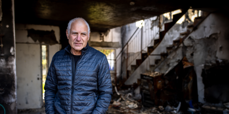 חיים ילין, בבית שרוף בקיבוץ בארי. צילום: אריק סולטן חיים ילין, בבית שרוף בקיבוץ בארי