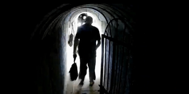 יחיא סינוואר ומשפחתו נסים מפני כוחות צה יחיא סינוואר ומשפחתו נסים מפני כוחות צה"ל בתוך המנהרות ברצועה.