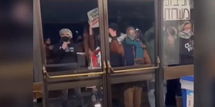 מפגינים אנטי ישראלים באוניברסיטת ברקלי. צילום מסך מיוטיוב פיצוץ האירוע בברקלי: האוניברסיטה פתחה בחקירה נגד המפגינים