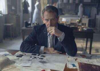 בן מנדלסון מגלם את כריסטיאן דיור ב"המראה החדש". צילום: יח"ץ אפל טיוי+