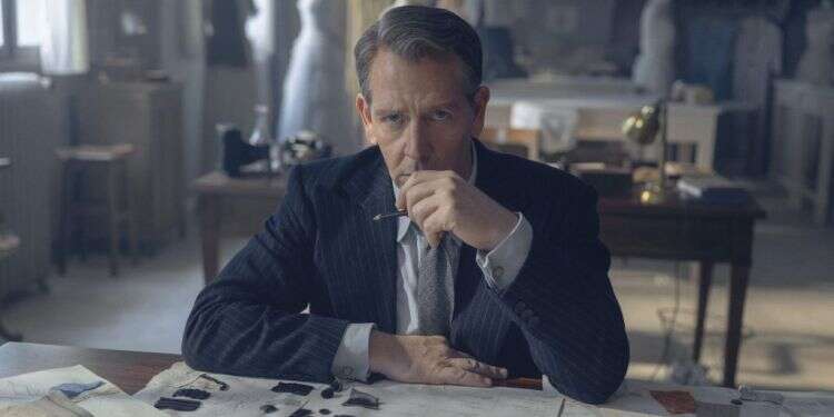 בן מנדלסון מגלם את כריסטיאן דיור ב"המראה החדש". צילום: יח"ץ אפל טיוי+