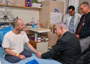 ראש הממשלה בנימין נתניהו ואלישע מדן שאיבד את שתי רגליו בלחימה ברצועת עזה