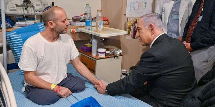 ראש הממשלה בנימין נתניהו ואלישע מדן שאיבד את שתי רגליו בלחימה ברצועת עזה