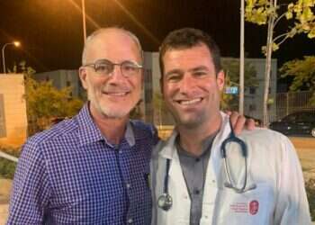 יחיאל לייטר עם בנו משה ידידיה. באדיבות המשפחה