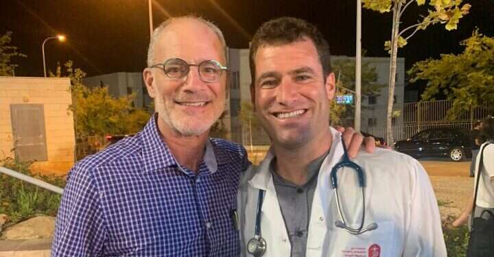 יחיאל לייטר עם בנו משה ידידיה. באדיבות המשפחה