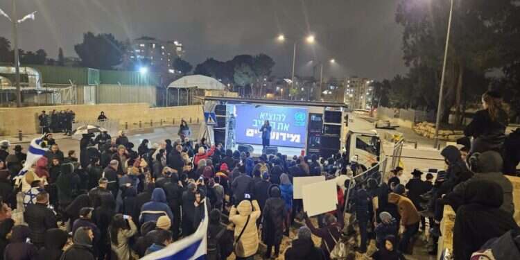 הפגנה מול משרדי אונר ההפגנה מול משרדי אונר"א בירושלים. צילום: אם תרצו