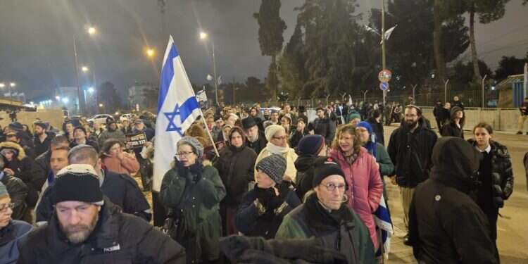 ההפגנה מול משרדי אונר "להוציא את האויב מירושלים": הפגנה מול משרדי אונר"א