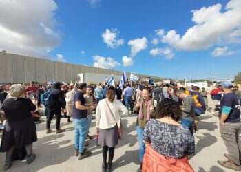 מפגינים חוסמים משאיות סיוע לעזה. צילום: צו 9 חובשי כיפות לצד כוח קפלן: מפגינים חסמו 132 משאיות סיוע לעזה