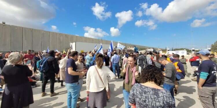 חובשי כיפות לצד כוח קפלן: מפגינים חסמו 132 משאיות סיוע לעזה