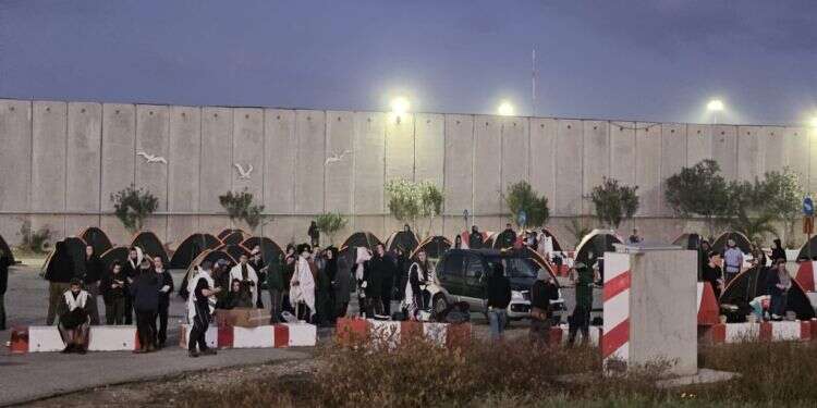 מאות אוהלים על הכביש: מעבר כרם שלום חסום מהלילה