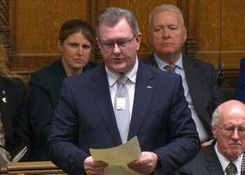 חברי הפרלמנט הבריטי עונדים את דיסקית החטופים