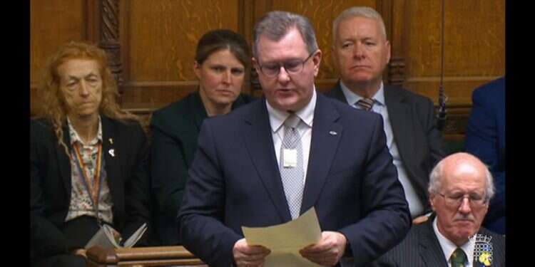 חברי הפרלמנט הבריטי עונדים את דיסקית החטופים