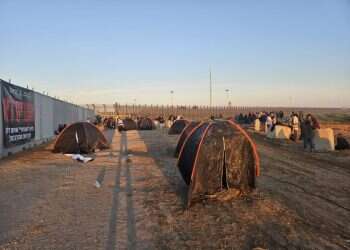 אוהלים במעבר כרם שלום חוסמים מעבר משאיות סיוע. צילום: תורת לחימה/אם תרצו "אספקת חמצן לחמאס": פעילים ישנו במעבר כרם שלום וחסמו כניסת משאיות